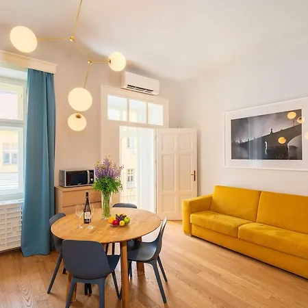 Quiet Center In Hip & Foodie Area Апартаменты