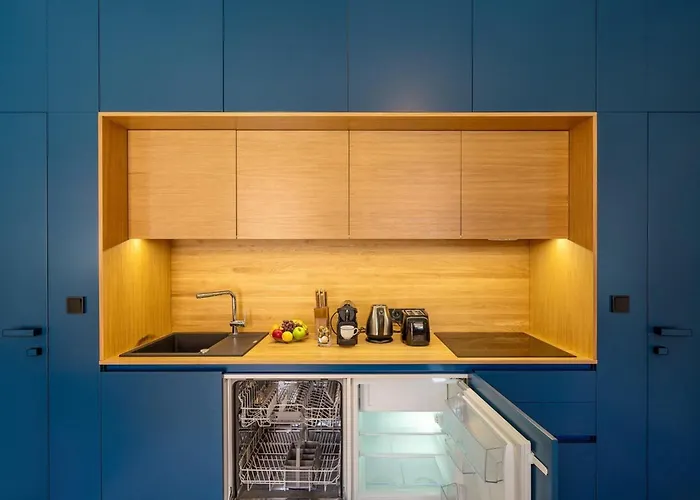 Quiet Center In Hip & Foodie Area *